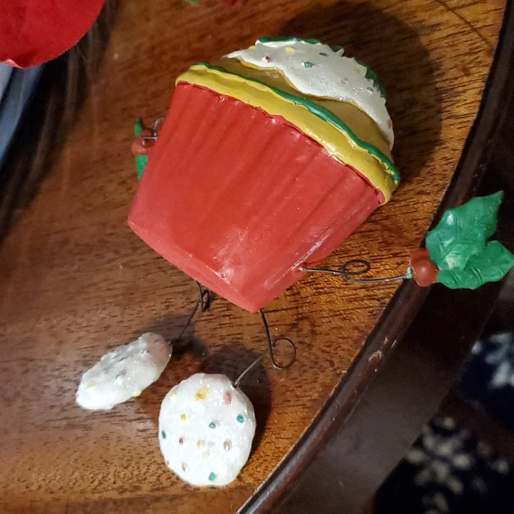 Last One🎄 Cup Cake Shelf Sitter - Picture 2 of 3